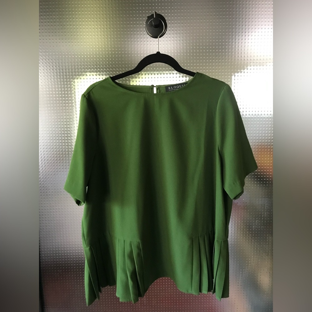 Eloquii short sleeved blouse with side pleats.